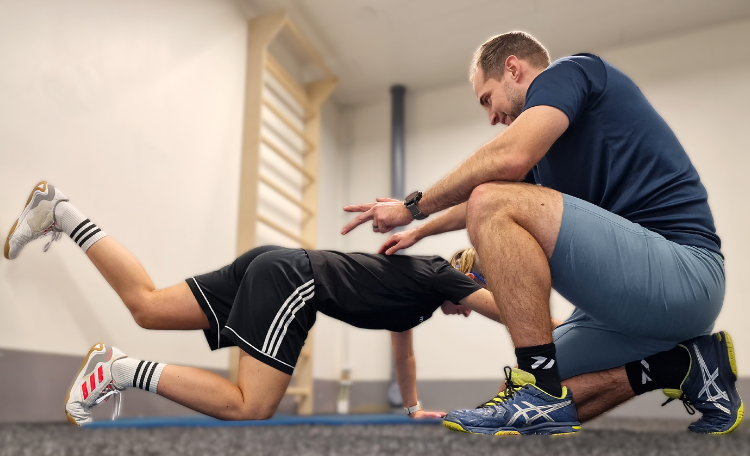 Olli auttaa harjoitteessa